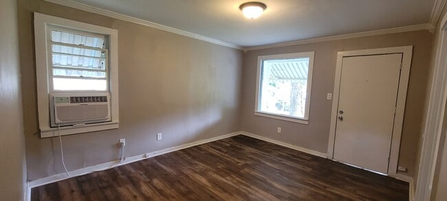 Building Photo - Gorgeous fully remodeled 3 bedroom/1&1/2 b...