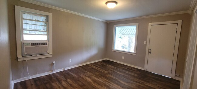 Building Photo - Gorgeous fully remodeled 3 bedroom/1&1/2 bath Cottage.