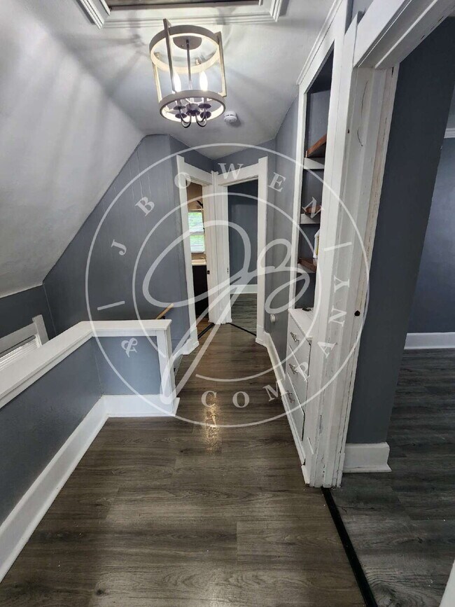 Building Photo - Spacious & Updated 3 Bed, 1.5 Bath Home – ...
