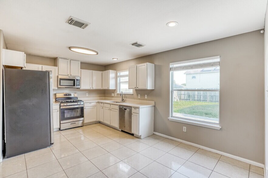 Building Photo - 7931 Evergreen Terrace Ln