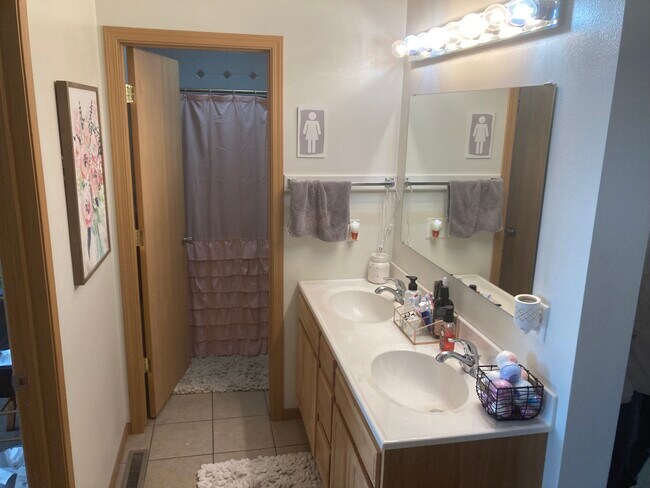 Building Photo - 1521 Springbrook Dr