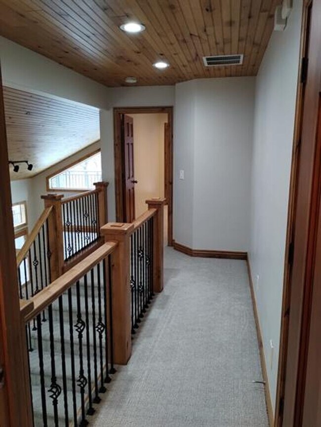 Building Photo - Spacious Cottonwood Heights Home with Vaulted Ceilings & Finished Basement