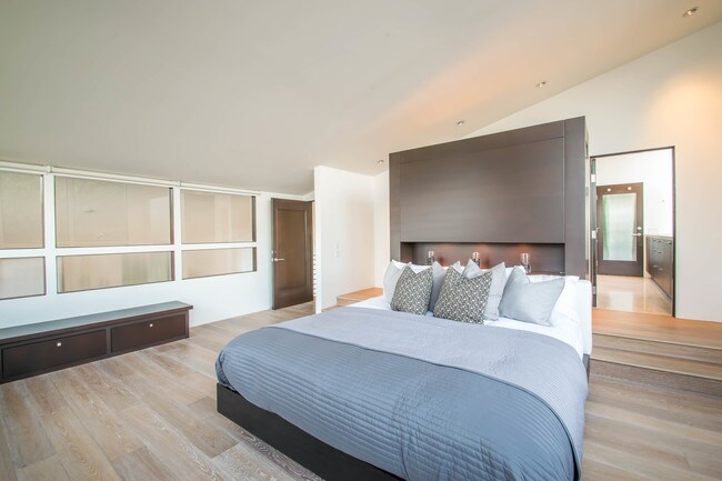 Master Bedroom - 1440 N Kings Rd