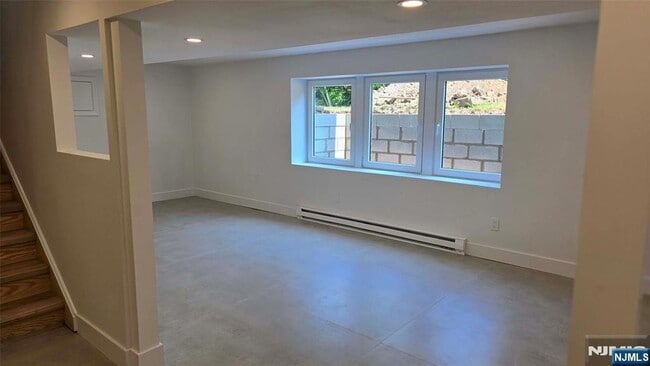 Building Photo - 40 Beechwood Rd