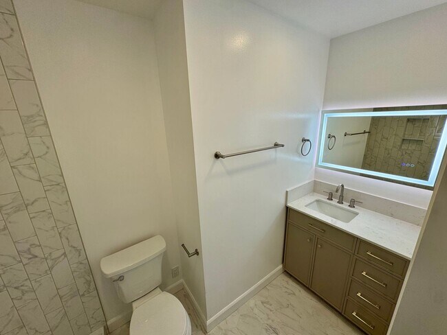 Building Photo - Custome Built Home With Ocean Views