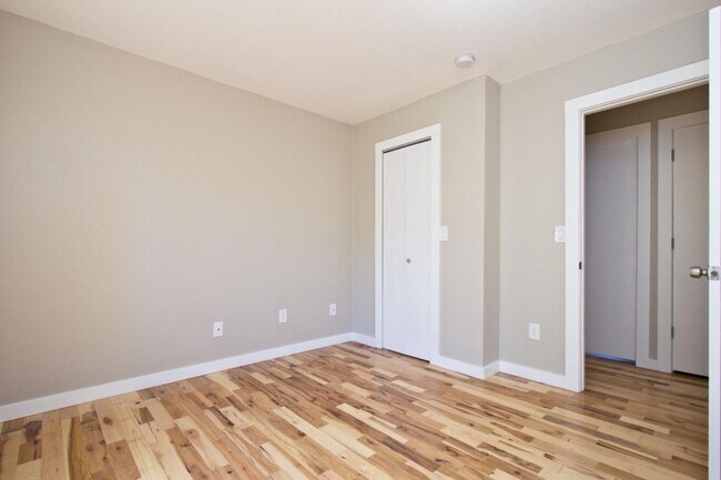 Building Photo - **Look & Lease Special**Bright 4BR Home Near CU Boulder + HOP Line-