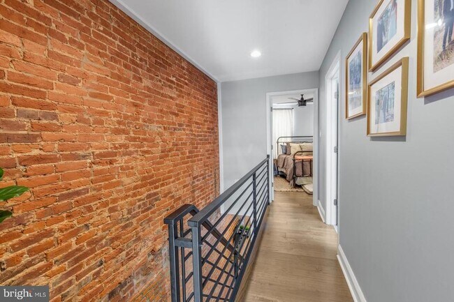 Building Photo - 2531 Collins St