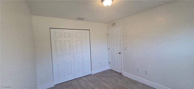 Building Photo - 910 SW 7th Ct