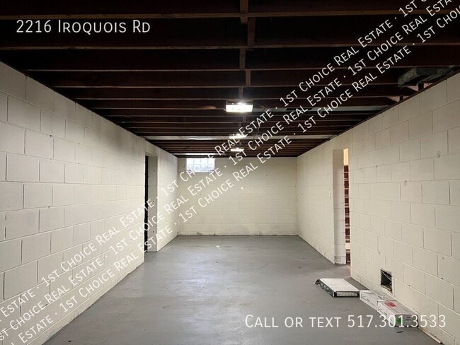 Building Photo - 2216 Iroquois Rd
