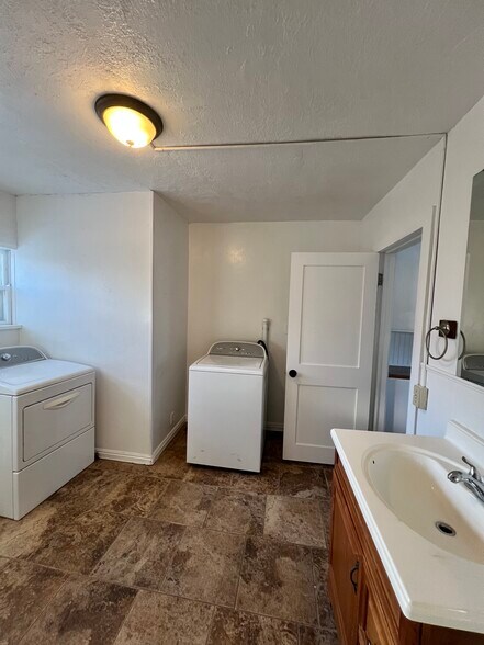 Building Photo - 749 Park Dr