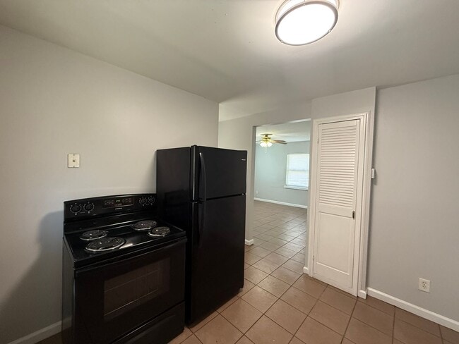 Building Photo - 636 S Wheatland Ave