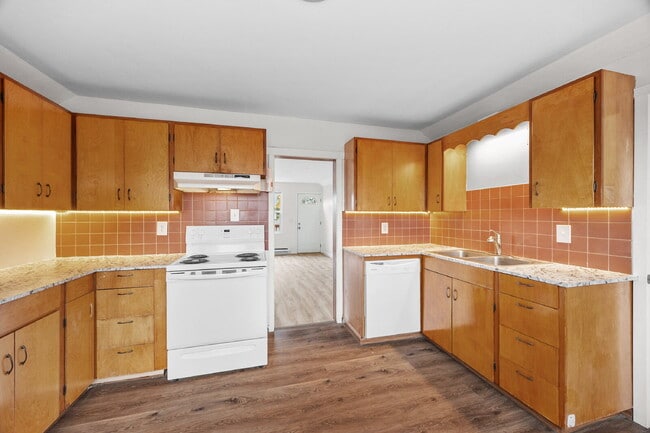 Building Photo - REMODELED Adorable upper-floor "duplex." O...