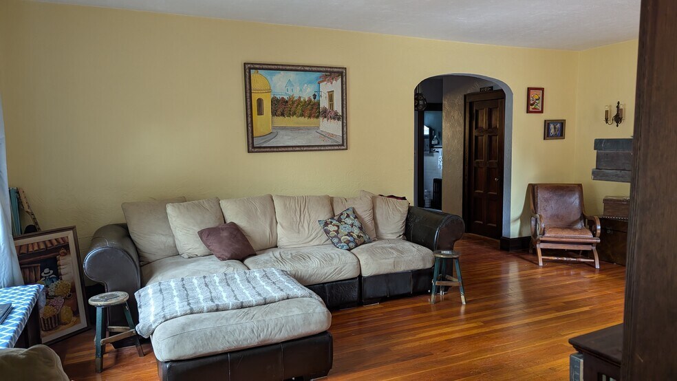 Building Photo - 78 Roe Ave