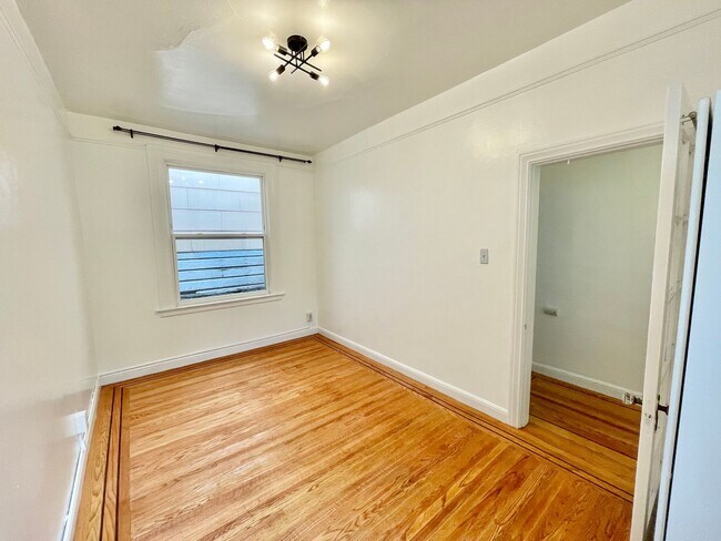 Building Photo - Prime North Beach 3Bed/1Bath with City Vie...