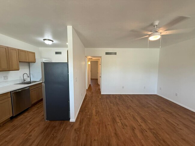 Building Photo - 1518 E Hedrick Dr