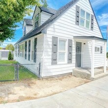 Building Photo - 717 S Union St