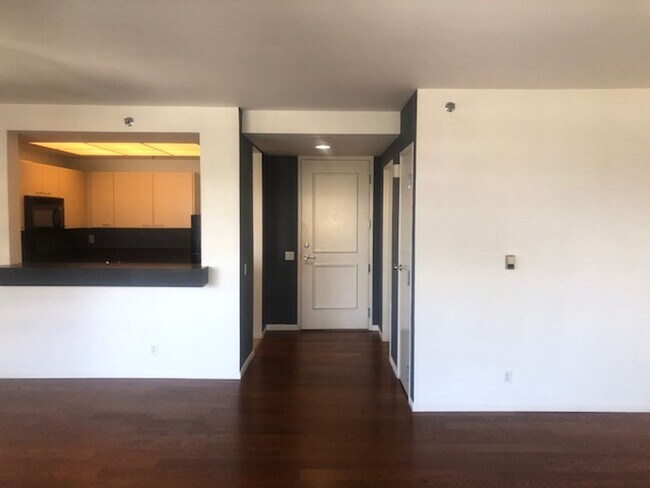 Building Photo - Large 1 bedroom 1 bath in Luxury High Rise...