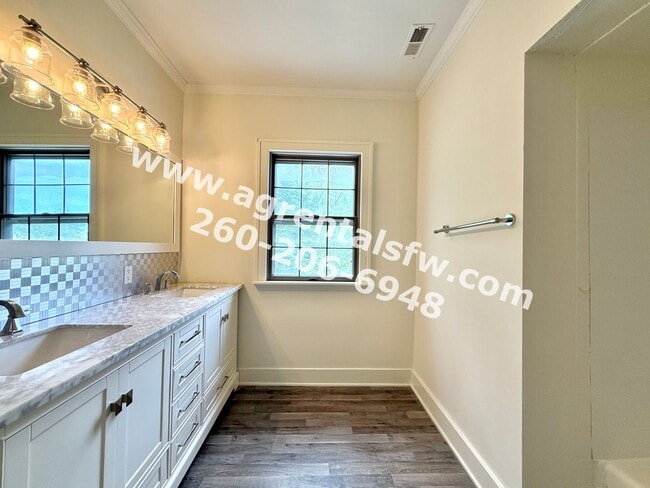 Building Photo - 2 Bedroom House