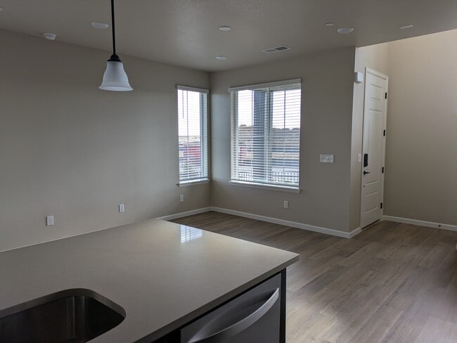 Building Photo - 450 Millwall Cir