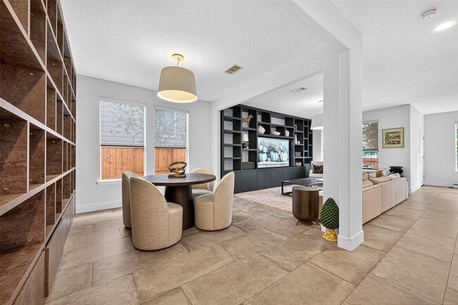 Building Photo - 10021 Hillside Bayou Dr