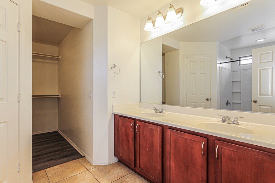 Building Photo - 5206 W Glass Ln