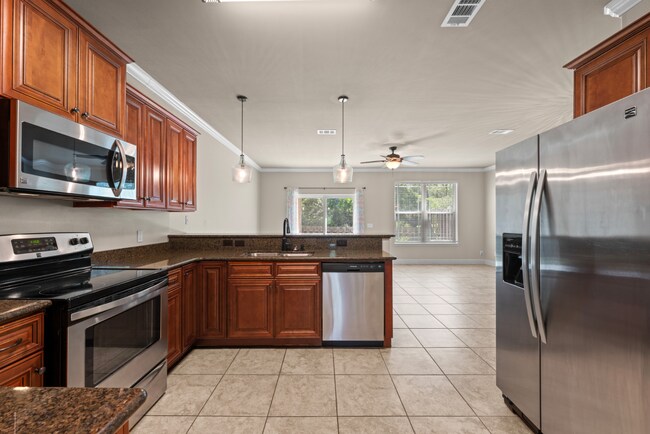 Building Photo - 4 Bed Navarre Townhome in Pool Community