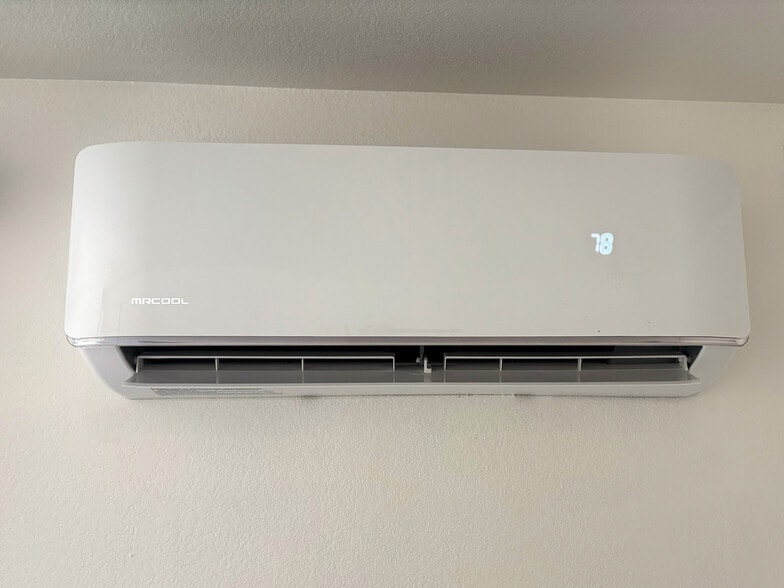 New air conditioner in bedroom and kitchen - 2950 Berkeley Rd