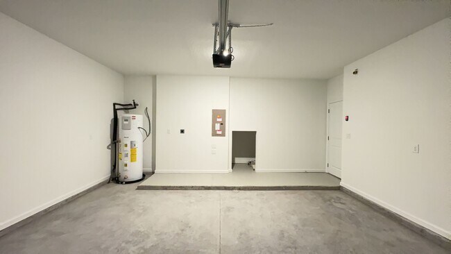 Building Photo - Luxury 3 Bedroom 2.5 Bath 2 car garage Townhome in the Gated Community of the Hammock