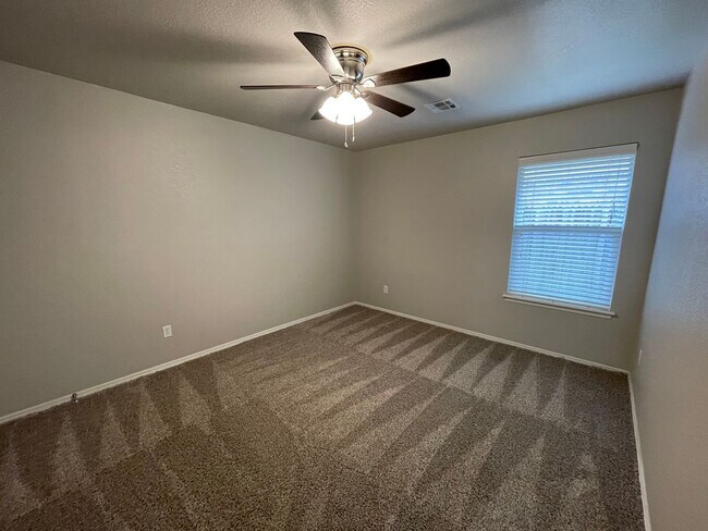 Building Photo - JENKS SCHOOLS - 3 bed with study and formal dining!!