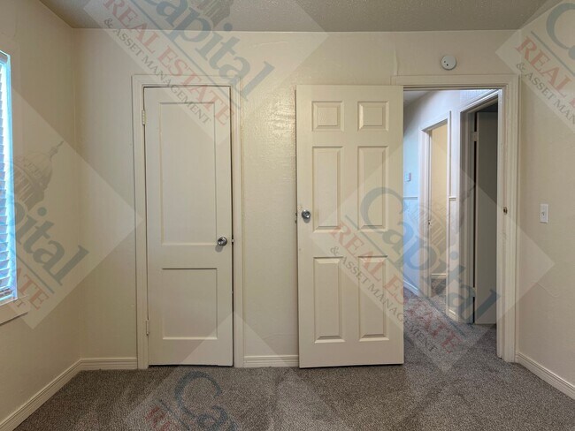 Building Photo - 806 Bell Dr