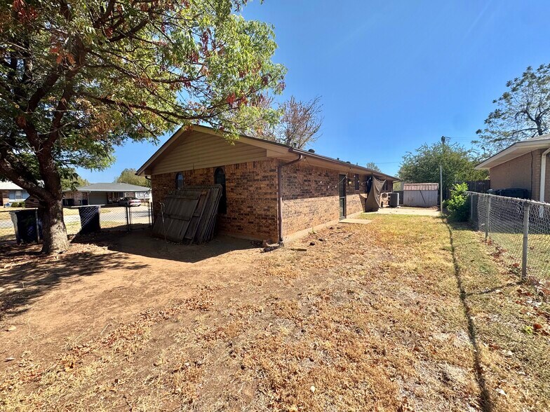 Building Photo - 4200 SE 54th St