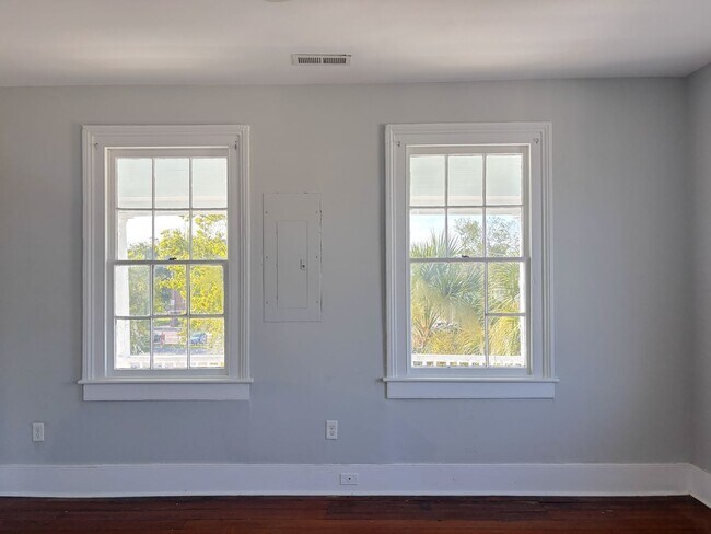 Building Photo - 148S