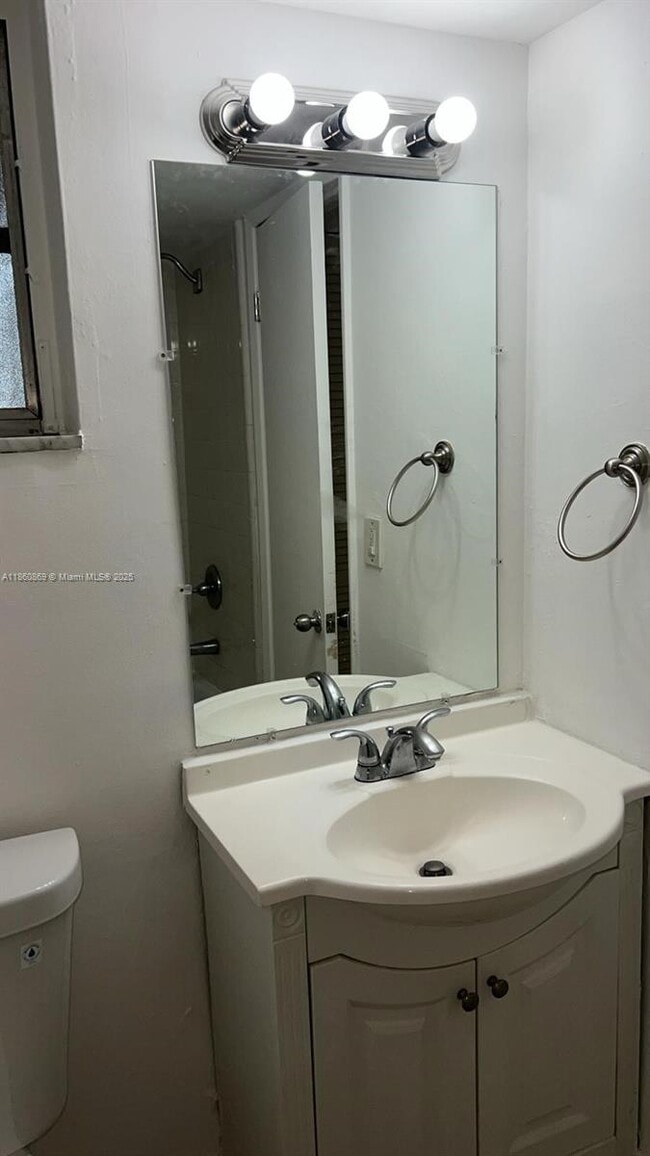 Building Photo - 8860 Fontainebleau Blvd