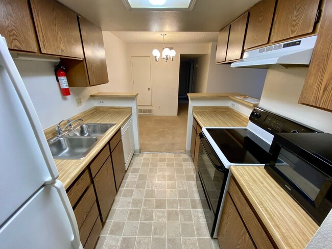 Building Photo - Charming 1 Bed 1 Bath Condo near Windsor L...