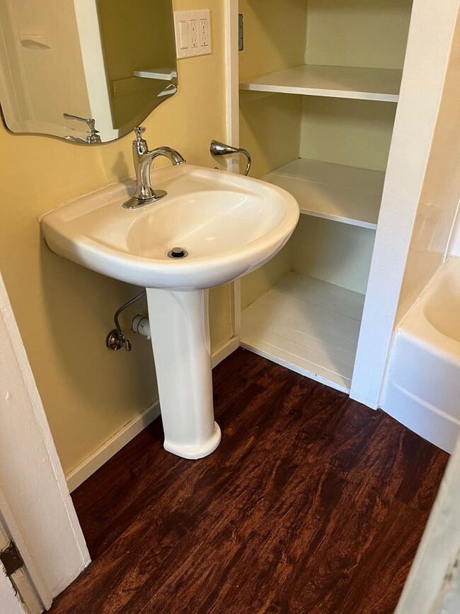 Building Photo - Cute and clean 2 Bedroom 1 Bathroom home in the heart of Roseburg.