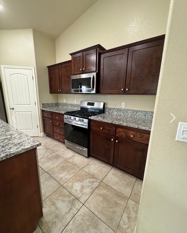 Building Photo - 3 Bedroom 2 bath Fresno home