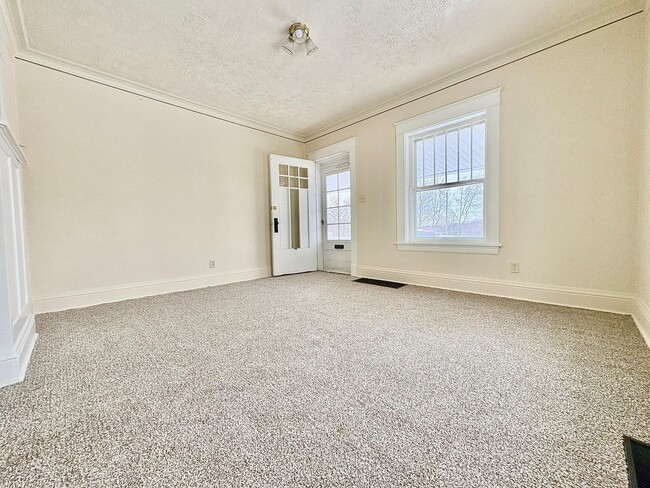 Building Photo - 1318 Lincoln Way East