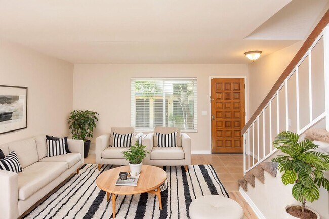 Building Photo - Spacious 2 Bedroom / 1.5 Bath Condominium ...