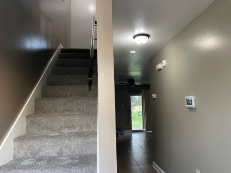 Building Photo - 3561 Kings Dr