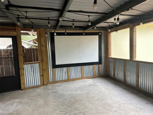 Building Photo - 228 Oak Manor Dr