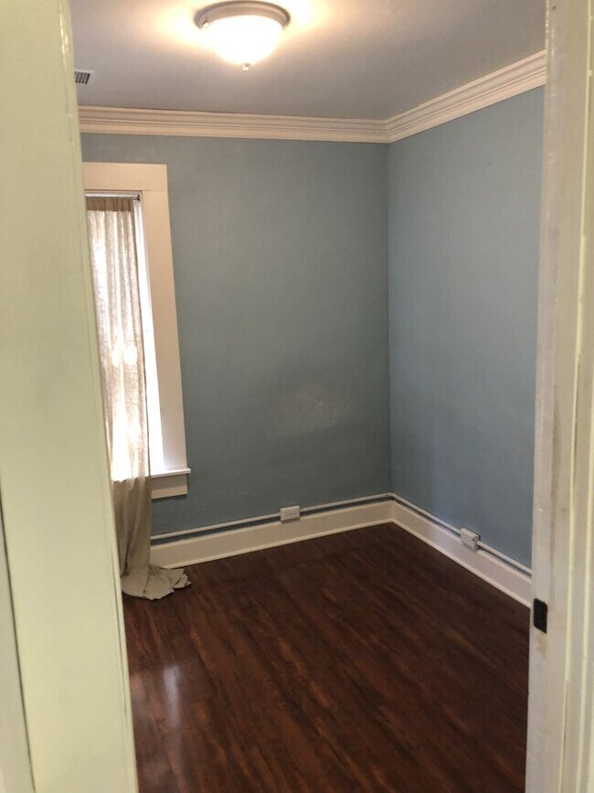 Building Photo - ALL UTILITIES INCLUDED - ONE BLOCK FROM UN...