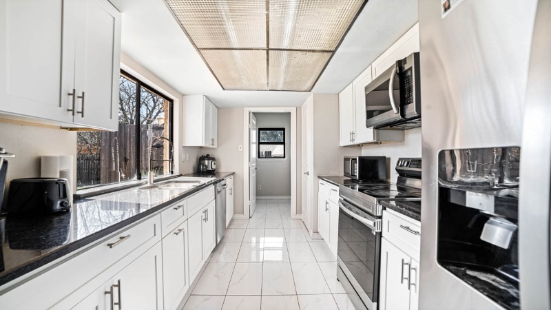 Building Photo - 6407 Chinaberry Trail