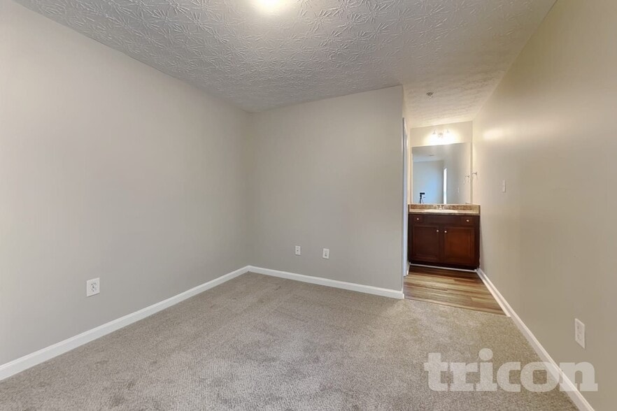 Building Photo - 1024 Weatherwood Pl NE