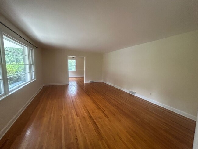 Building Photo - 10 Bevlyn Dr