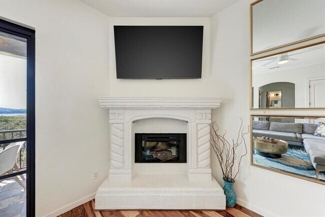 Building Photo - 13803 Lakeview Dr