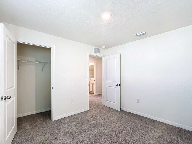 Building Photo - 5 Bedroom Rental Home with Large Backyard in Ocala Crossings!