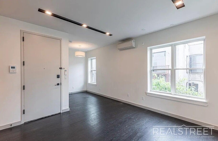 Building Photo - Spacious 2 Bed 2 Bath in Prospect Lefferts Gardens - Rooftop Access & More!