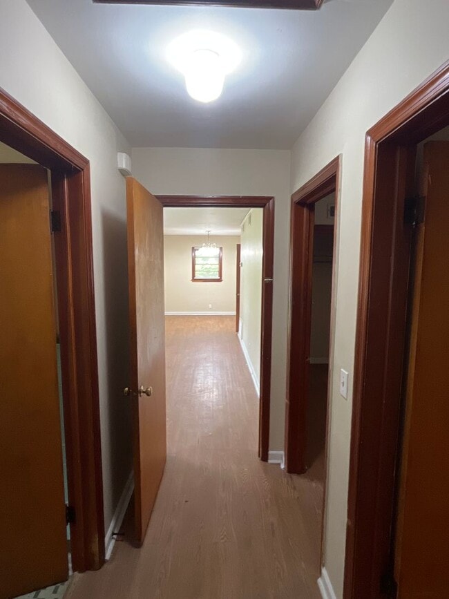 Building Photo - **ON HOLD**3 Bedroom / 1 Bathroom Home for...