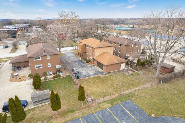 Building Photo - 11111 S Helena Dr