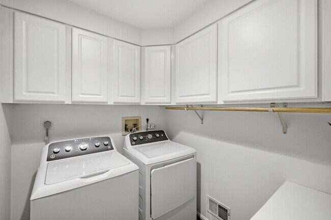 Building Photo - Spacious 5-Bedroom Colonial with Walk-Out Basement in Sought-After Stonebridge
